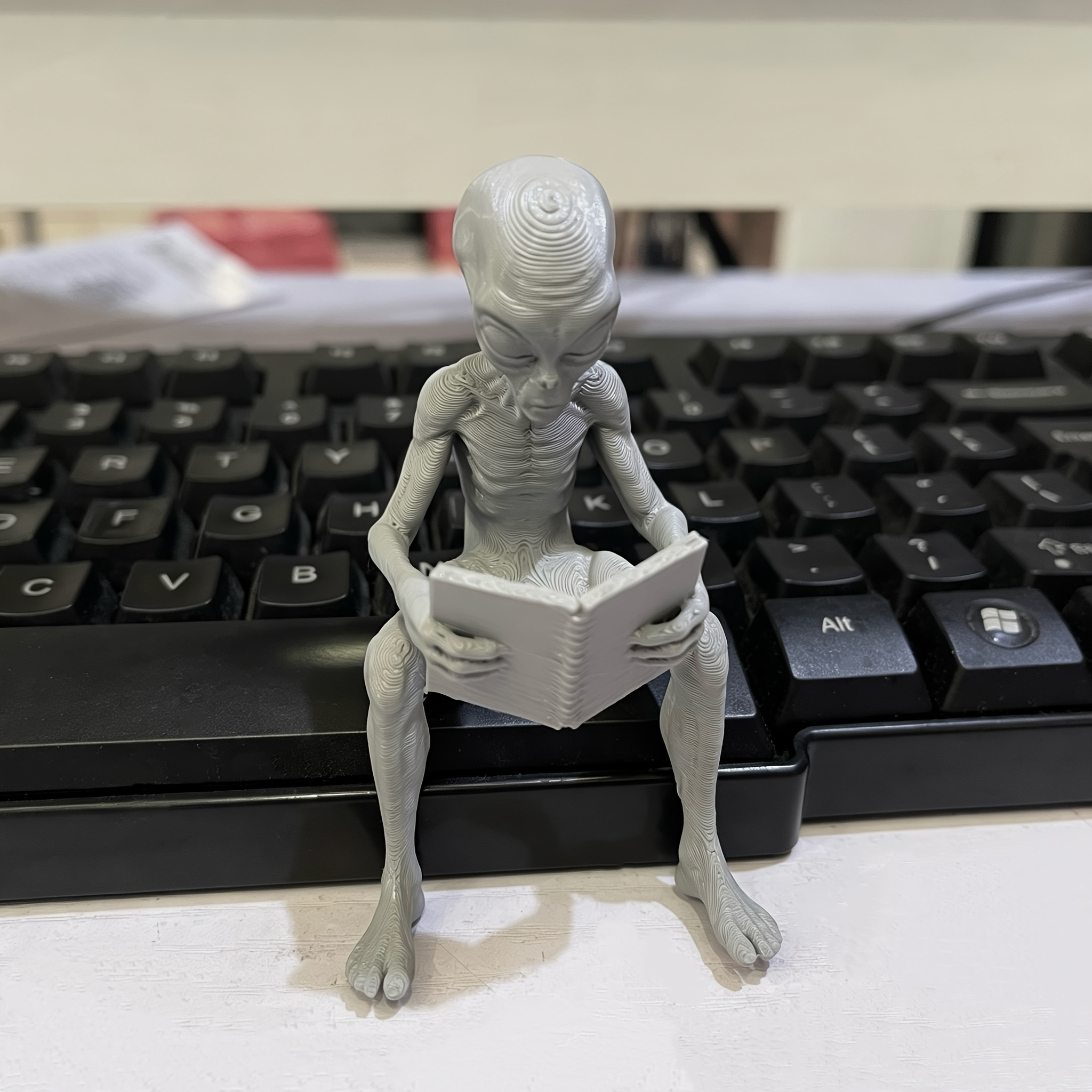 Reading Alien Mini Figurines 3 - 3D Printing Office Setup ulasan dan harga