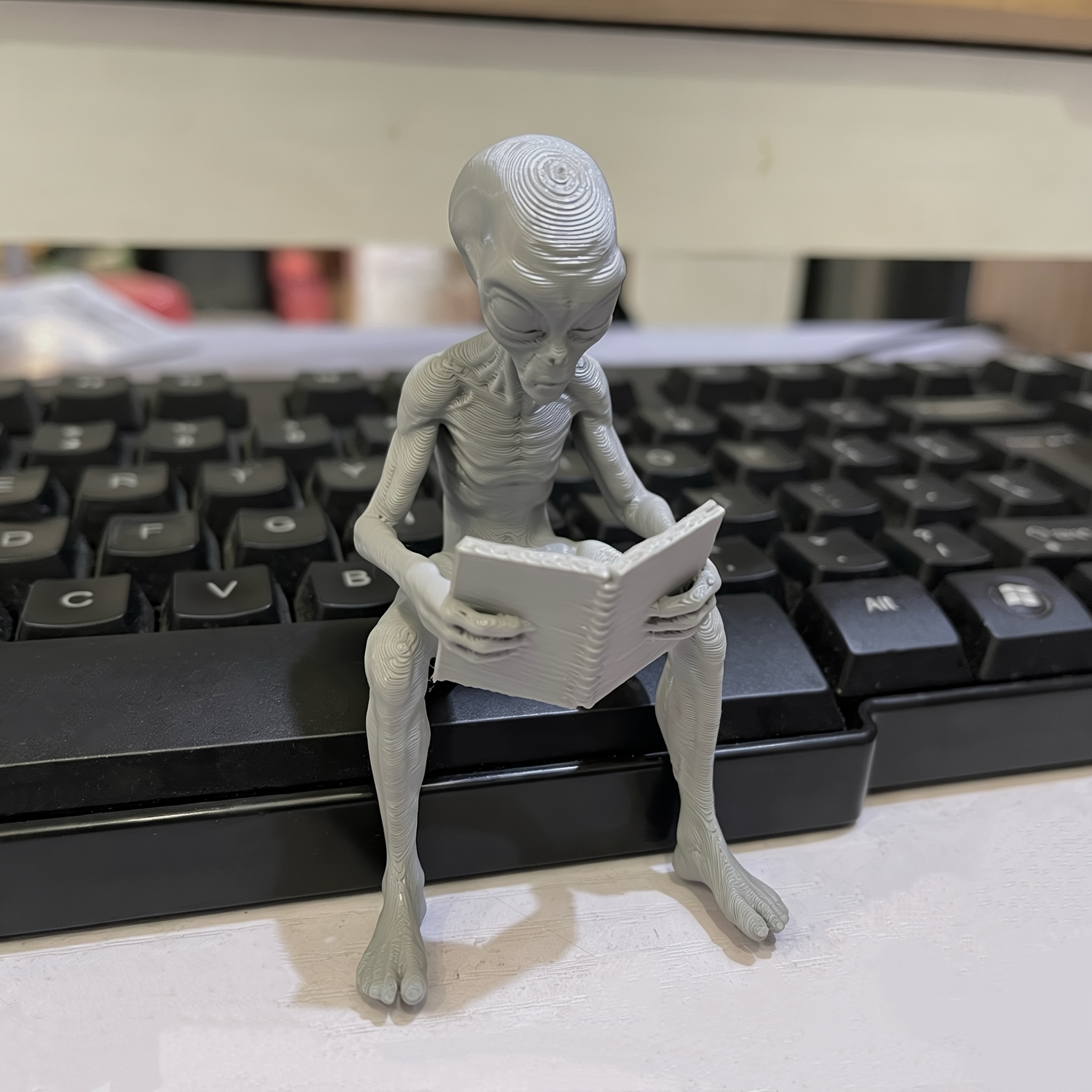Reading Alien Mini Figurines 3 - 3D Printing Office Setup ulasan dan harga